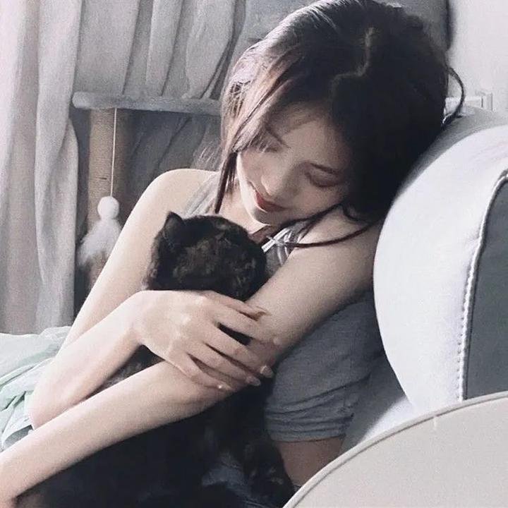 坐推土机的少女